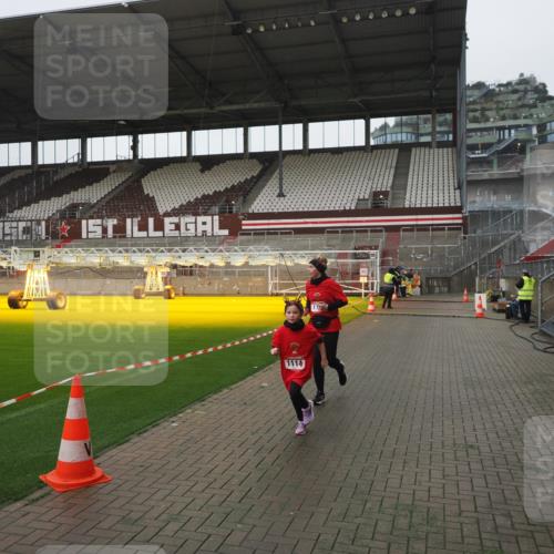 07.12.2025 - St. Pauli X-Mass-Run No. 15 Fabian Wolf http://msf.ph/oto/9417043 07.12.2025 11:13:37 Ziel 585, 1111, 1114, 1338, 1341, 1664, 2773 meine-sportfotos.de