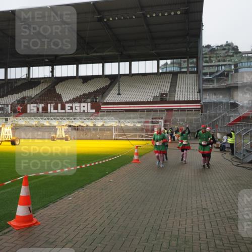 07.12.2025 - St. Pauli X-Mass-Run No. 15 Fabian Wolf http://msf.ph/oto/9417061 07.12.2025 11:13:59 Ziel 274, 375, 425, 475, 708 meine-sportfotos.de