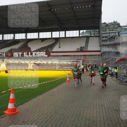 07.12.2025 - St. Pauli X-Mass-Run No. 15 Fabian Wolf http://msf.ph/oto/9417064 07.12.2025 11:14:00 Ziel 274, 375, 425, 475, 708 meine-sportfotos.de