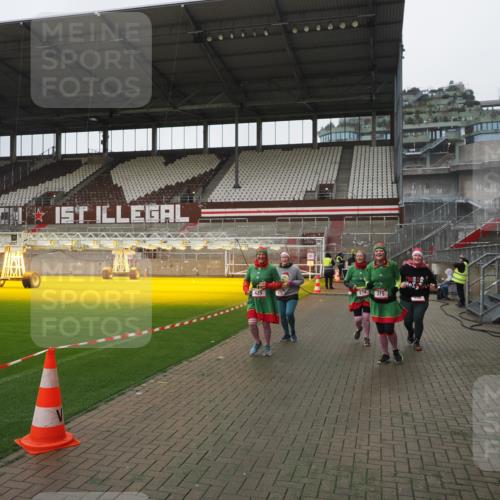 07.12.2025 - St. Pauli X-Mass-Run No. 15 Fabian Wolf http://msf.ph/oto/9417068 07.12.2025 11:14:01 Ziel 274, 375, 425, 475, 708 meine-sportfotos.de