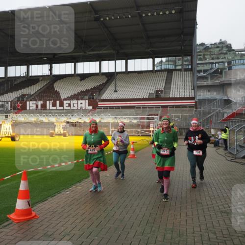 07.12.2025 - St. Pauli X-Mass-Run No. 15 Fabian Wolf http://msf.ph/oto/9417073 07.12.2025 11:14:02 Ziel 274, 375, 425, 475, 708 meine-sportfotos.de