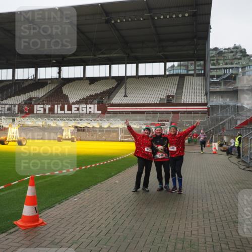 07.12.2025 - St. Pauli X-Mass-Run No. 15 Fabian Wolf http://msf.ph/oto/9417091 07.12.2025 11:14:26 Ziel 525, 942, 946, 948 meine-sportfotos.de