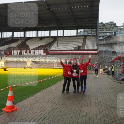 07.12.2025 - St. Pauli X-Mass-Run No. 15 Fabian Wolf http://msf.ph/oto/9417097 07.12.2025 11:14:28 Ziel 525, 942, 946, 948 meine-sportfotos.de