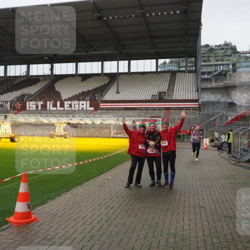 07.12.2025 - St. Pauli X-Mass-Run No. 15 Fabian Wolf http://msf.ph/oto/9417102 07.12.2025 11:14:29 Ziel 525, 942, 946, 948 meine-sportfotos.de
