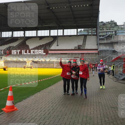 07.12.2025 - St. Pauli X-Mass-Run No. 15 Fabian Wolf http://msf.ph/oto/9417111 07.12.2025 11:14:31 Ziel 525, 1776, 1805, 1806, 2040 meine-sportfotos.de