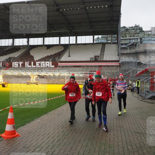 07.12.2025 - St. Pauli X-Mass-Run No. 15 Fabian Wolf http://msf.ph/oto/9417112 07.12.2025 11:14:32 Ziel 525, 1776, 1805, 1806, 2040, 2211 meine-sportfotos.de