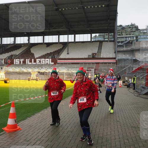 07.12.2025 - St. Pauli X-Mass-Run No. 15 Fabian Wolf http://msf.ph/oto/9417116 07.12.2025 11:14:33 Ziel 525, 1776, 1778, 1798, 1805, 1806, 2040, 2211, 4010 meine-sportfotos.de