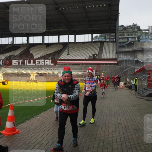 07.12.2025 - St. Pauli X-Mass-Run No. 15 Fabian Wolf http://msf.ph/oto/9417119 07.12.2025 11:14:34 Ziel 525, 1776, 1778, 1798, 1804, 1805, 1806, 1807, 2040, 2211, 4010 meine-sportfotos.de