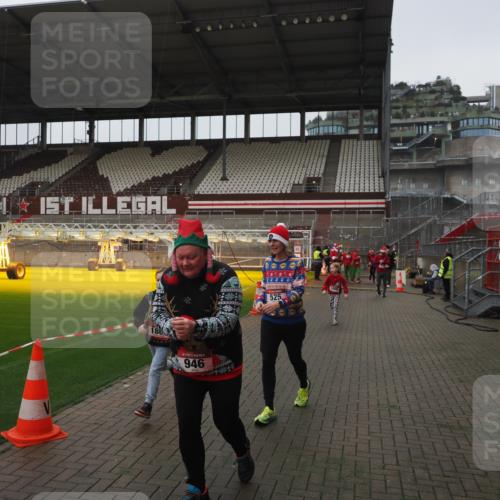 07.12.2025 - St. Pauli X-Mass-Run No. 15 Fabian Wolf http://msf.ph/oto/9417120 07.12.2025 11:14:35 Ziel 525, 1776, 1778, 1798, 1804, 1805, 1806, 1807, 2040, 2211, 4010 meine-sportfotos.de