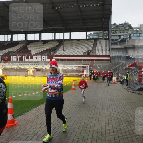07.12.2025 - St. Pauli X-Mass-Run No. 15 Fabian Wolf http://msf.ph/oto/9417124 07.12.2025 11:14:36 Ziel 525, 1776, 1778, 1798, 1804, 1805, 1806, 1807, 2040, 2211, 4010 meine-sportfotos.de