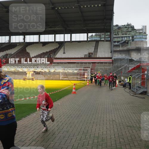 07.12.2025 - St. Pauli X-Mass-Run No. 15 Fabian Wolf http://msf.ph/oto/9417126 07.12.2025 11:14:37 Ziel 525, 1776, 1778, 1798, 1804, 1805, 1806, 1807, 2040, 2211, 4010 meine-sportfotos.de