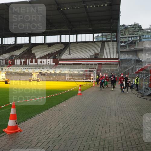 07.12.2025 - St. Pauli X-Mass-Run No. 15 Fabian Wolf http://msf.ph/oto/9417131 07.12.2025 11:14:38 Ziel 525, 1776, 1778, 1798, 1804, 1805, 1806, 1807, 2040, 2211, 4010 meine-sportfotos.de