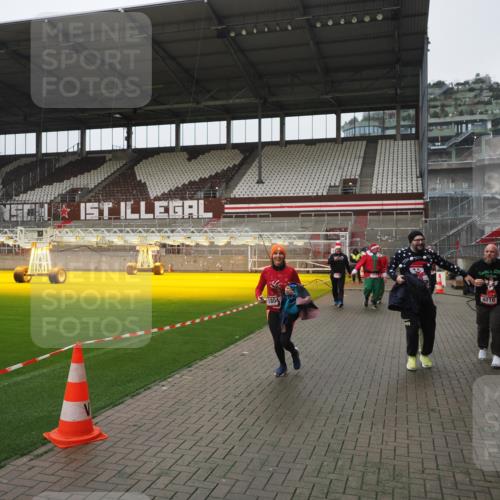 07.12.2025 - St. Pauli X-Mass-Run No. 15 Fabian Wolf http://msf.ph/oto/9417135 07.12.2025 11:14:42 Ziel 525, 922, 1776, 1778, 1798, 1804, 1805, 1806, 1807, 2040, 2211, 4010 meine-sportfotos.de