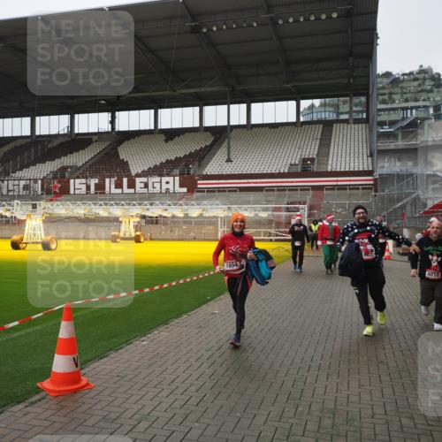 07.12.2025 - St. Pauli X-Mass-Run No. 15 Fabian Wolf http://msf.ph/oto/9417136 07.12.2025 11:14:42 Ziel 525, 922, 1776, 1778, 1798, 1804, 1805, 1806, 1807, 2040, 2211, 4010 meine-sportfotos.de