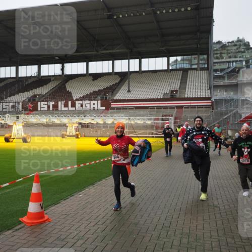 07.12.2025 - St. Pauli X-Mass-Run No. 15 Fabian Wolf http://msf.ph/oto/9417138 07.12.2025 11:14:43 Ziel 525, 922, 1776, 1778, 1798, 1804, 1805, 1806, 1807, 2040, 2211, 4010 meine-sportfotos.de
