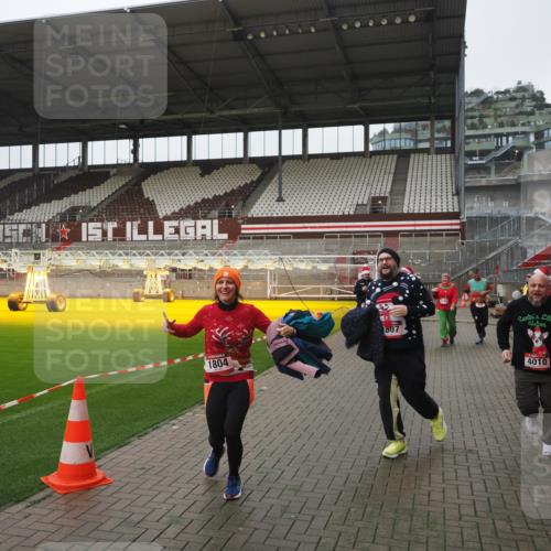 07.12.2025 - St. Pauli X-Mass-Run No. 15 Fabian Wolf http://msf.ph/oto/9417140 07.12.2025 11:14:43 Ziel 525, 922, 1776, 1778, 1798, 1804, 1805, 1806, 1807, 2040, 2211, 4010 meine-sportfotos.de