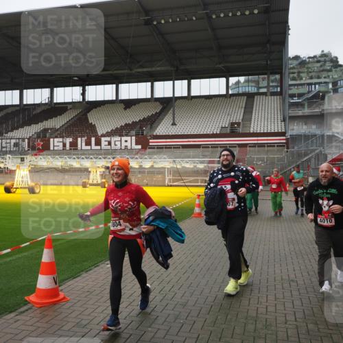 07.12.2025 - St. Pauli X-Mass-Run No. 15 Fabian Wolf http://msf.ph/oto/9417141 07.12.2025 11:14:43 Ziel 525, 922, 1776, 1778, 1798, 1804, 1805, 1806, 1807, 2040, 2211, 4010 meine-sportfotos.de
