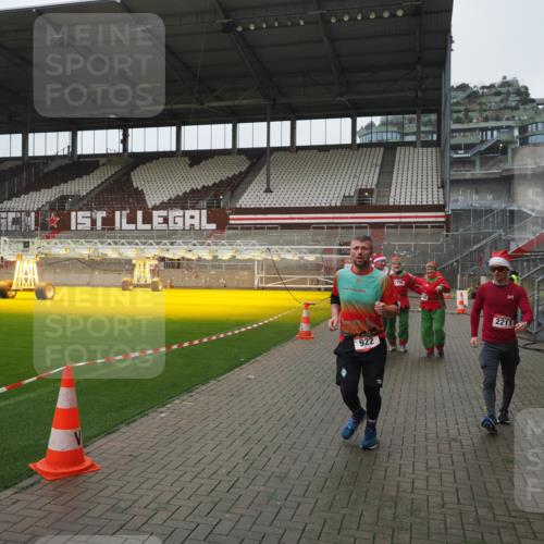 07.12.2025 - St. Pauli X-Mass-Run No. 15 Fabian Wolf http://msf.ph/oto/9417147 07.12.2025 11:14:46 Ziel 922, 1776, 1778, 1798, 1804, 1805, 1806, 1807, 2040, 2211, 4010 meine-sportfotos.de