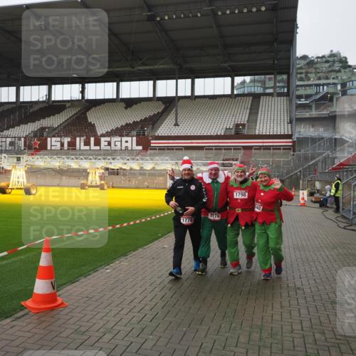 07.12.2025 - St. Pauli X-Mass-Run No. 15 Fabian Wolf http://msf.ph/oto/9417161 07.12.2025 11:14:51 Ziel 922, 1776, 1778, 1798, 1804, 1806, 1807, 2040, 2211, 4010 meine-sportfotos.de