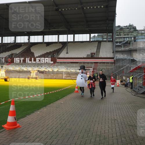 07.12.2025 - St. Pauli X-Mass-Run No. 15 Fabian Wolf http://msf.ph/oto/9417172 07.12.2025 11:15:10 Ziel 313, 1623, 1627, 1662, 3133 meine-sportfotos.de