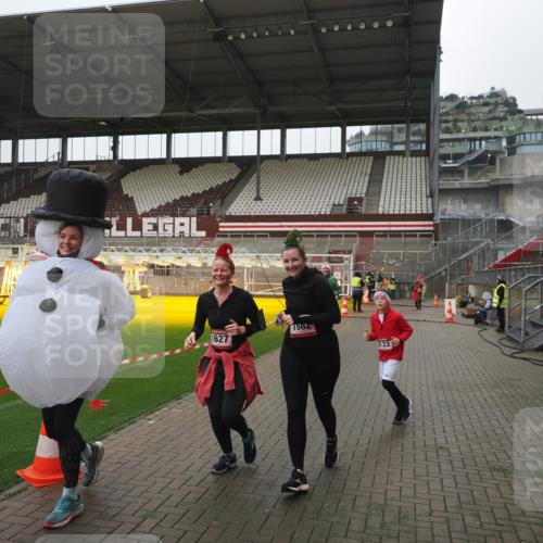 07.12.2025 - St. Pauli X-Mass-Run No. 15 Fabian Wolf http://msf.ph/oto/9417187 07.12.2025 11:15:13 Ziel 313, 1218, 1623, 1627, 1662, 3133 meine-sportfotos.de