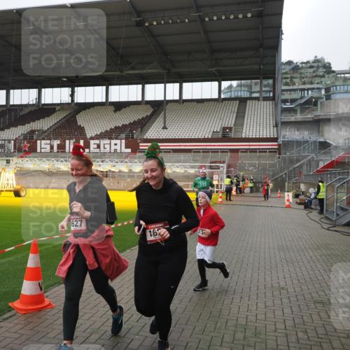 07.12.2025 - St. Pauli X-Mass-Run No. 15 Fabian Wolf http://msf.ph/oto/9417188 07.12.2025 11:15:13 Ziel 313, 1218, 1623, 1627, 1662, 3133 meine-sportfotos.de