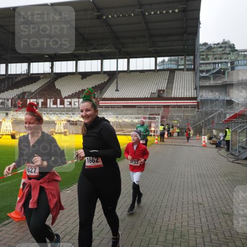 07.12.2025 - St. Pauli X-Mass-Run No. 15 Fabian Wolf http://msf.ph/oto/9417189 07.12.2025 11:15:13 Ziel 313, 1218, 1623, 1627, 1662, 3133 meine-sportfotos.de