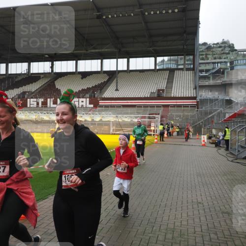 07.12.2025 - St. Pauli X-Mass-Run No. 15 Fabian Wolf http://msf.ph/oto/9417190 07.12.2025 11:15:14 Ziel 313, 1218, 1623, 1627, 1662, 3133 meine-sportfotos.de