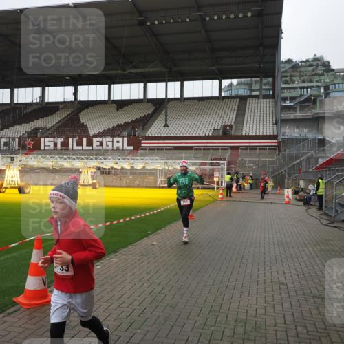 07.12.2025 - St. Pauli X-Mass-Run No. 15 Fabian Wolf http://msf.ph/oto/9417192 07.12.2025 11:15:14 Ziel 313, 1218, 1623, 1627, 1662, 3133 meine-sportfotos.de