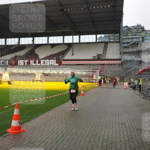 07.12.2025 - St. Pauli X-Mass-Run No. 15 Fabian Wolf http://msf.ph/oto/9417195 07.12.2025 11:15:15 Ziel 313, 1218, 1623, 1627, 1662, 3133 meine-sportfotos.de