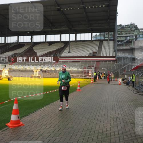 07.12.2025 - St. Pauli X-Mass-Run No. 15 Fabian Wolf http://msf.ph/oto/9417197 07.12.2025 11:15:15 Ziel 313, 1218, 1623, 1627, 1662, 3133 meine-sportfotos.de