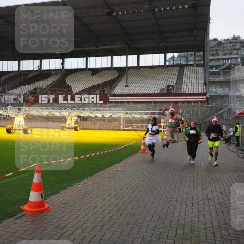 07.12.2025 - St. Pauli X-Mass-Run No. 15 Fabian Wolf http://msf.ph/oto/9417217 07.12.2025 11:15:50 Ziel 8, 14, 372, 2194 meine-sportfotos.de