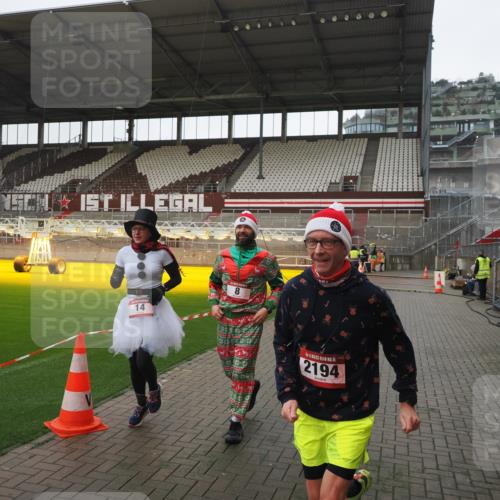 07.12.2025 - St. Pauli X-Mass-Run No. 15 Fabian Wolf http://msf.ph/oto/9417226 07.12.2025 11:15:53 Ziel 8, 14, 372, 2194 meine-sportfotos.de