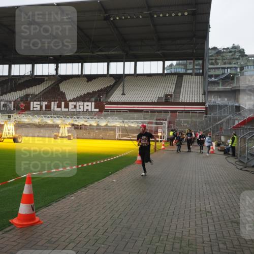 07.12.2025 - St. Pauli X-Mass-Run No. 15 Fabian Wolf http://msf.ph/oto/9417238 07.12.2025 11:16:03 Ziel 1821, 1825, 2194, 2195, 2464, 3326 meine-sportfotos.de