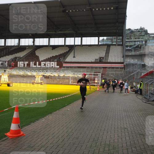 07.12.2025 - St. Pauli X-Mass-Run No. 15 Fabian Wolf http://msf.ph/oto/9417239 07.12.2025 11:16:03 Ziel 1821, 1825, 2194, 2195, 2464, 3326 meine-sportfotos.de