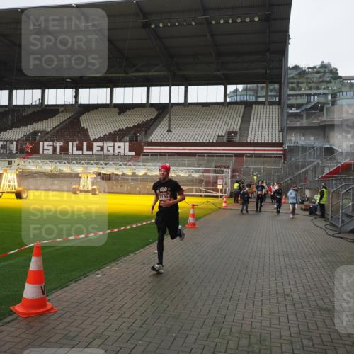 07.12.2025 - St. Pauli X-Mass-Run No. 15 Fabian Wolf http://msf.ph/oto/9417241 07.12.2025 11:16:04 Ziel 1821, 1825, 2195, 2464, 3326 meine-sportfotos.de