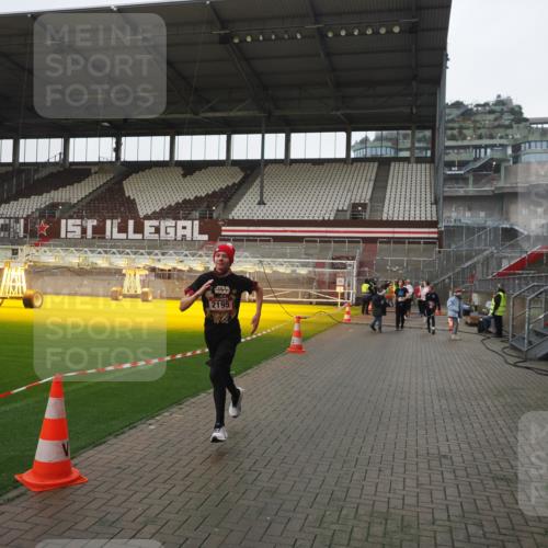 07.12.2025 - St. Pauli X-Mass-Run No. 15 Fabian Wolf http://msf.ph/oto/9417242 07.12.2025 11:16:04 Ziel 1821, 1825, 2195, 2464, 3326 meine-sportfotos.de