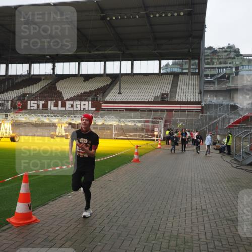 07.12.2025 - St. Pauli X-Mass-Run No. 15 Fabian Wolf http://msf.ph/oto/9417243 07.12.2025 11:16:04 Ziel 1821, 1825, 2195, 2464, 3326 meine-sportfotos.de