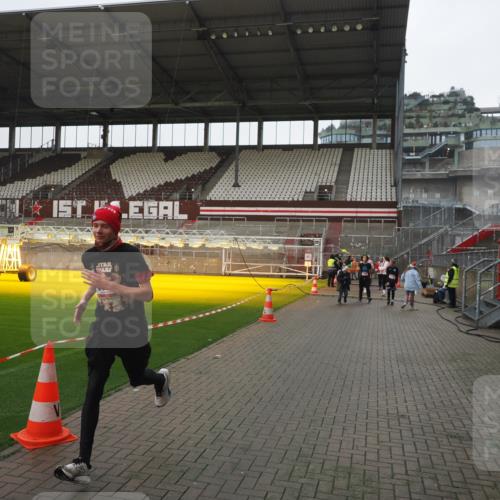 07.12.2025 - St. Pauli X-Mass-Run No. 15 Fabian Wolf http://msf.ph/oto/9417244 07.12.2025 11:16:05 Ziel 1800, 1802, 1821, 1825, 2195, 2464, 3326 meine-sportfotos.de