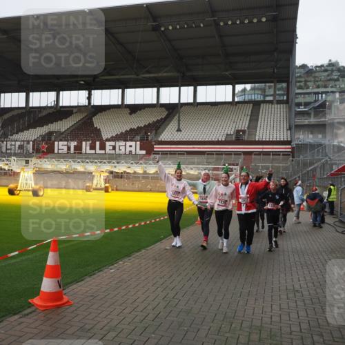 07.12.2025 - St. Pauli X-Mass-Run No. 15 Fabian Wolf http://msf.ph/oto/9417256 07.12.2025 11:16:15 Ziel 1800, 1802, 1821, 1825, 2195, 2464, 3241, 3256, 3326 meine-sportfotos.de
