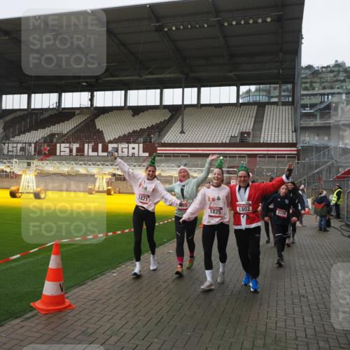 07.12.2025 - St. Pauli X-Mass-Run No. 15 Fabian Wolf http://msf.ph/oto/9417262 07.12.2025 11:16:17 Ziel 1800, 1802, 1821, 1825, 2195, 2464, 3241, 3256, 3326 meine-sportfotos.de