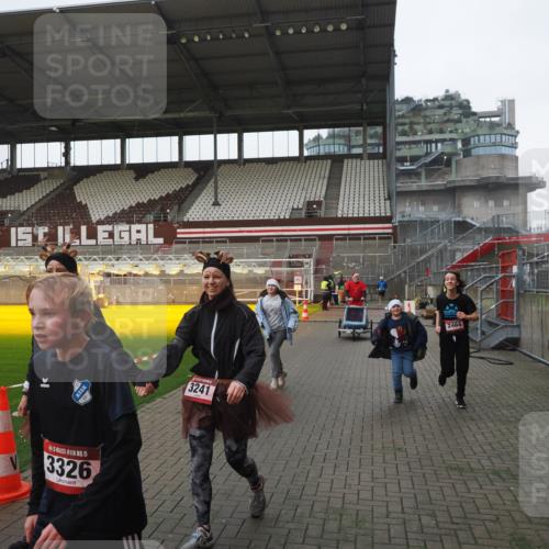 07.12.2025 - St. Pauli X-Mass-Run No. 15 Fabian Wolf http://msf.ph/oto/9417284 07.12.2025 11:16:22 Ziel 1800, 1802, 1821, 1825, 3241, 3256, 3326 meine-sportfotos.de