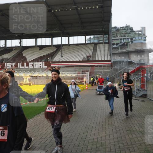 07.12.2025 - St. Pauli X-Mass-Run No. 15 Fabian Wolf http://msf.ph/oto/9417285 07.12.2025 11:16:22 Ziel 1800, 1802, 1821, 1825, 3241, 3256, 3326 meine-sportfotos.de