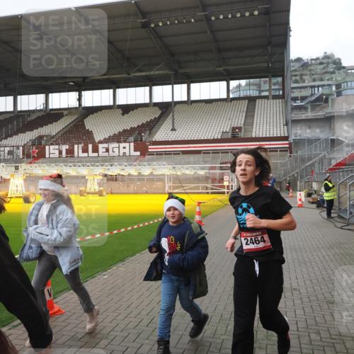 07.12.2025 - St. Pauli X-Mass-Run No. 15 Fabian Wolf http://msf.ph/oto/9417291 07.12.2025 11:16:24 Ziel 1800, 1802, 3241, 3256 meine-sportfotos.de
