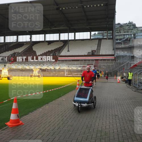 07.12.2025 - St. Pauli X-Mass-Run No. 15 Fabian Wolf http://msf.ph/oto/9417295 07.12.2025 11:16:28 Ziel 1017, 1350 meine-sportfotos.de