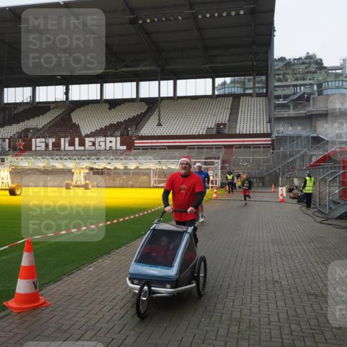 07.12.2025 - St. Pauli X-Mass-Run No. 15 Fabian Wolf http://msf.ph/oto/9417300 07.12.2025 11:16:29 Ziel 1017, 1350 meine-sportfotos.de