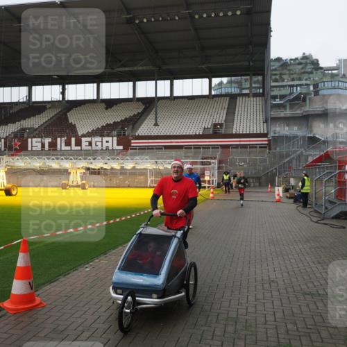 07.12.2025 - St. Pauli X-Mass-Run No. 15 Fabian Wolf http://msf.ph/oto/9417301 07.12.2025 11:16:29 Ziel 1017, 1350 meine-sportfotos.de