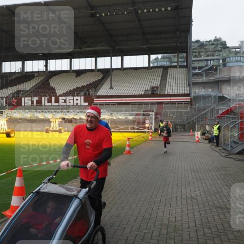 07.12.2025 - St. Pauli X-Mass-Run No. 15 Fabian Wolf http://msf.ph/oto/9417305 07.12.2025 11:16:30 Ziel 1017, 1350 meine-sportfotos.de