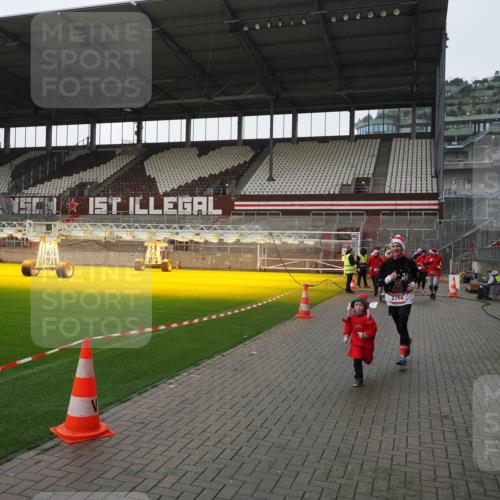 07.12.2025 - St. Pauli X-Mass-Run No. 15 Fabian Wolf http://msf.ph/oto/9417340 07.12.2025 11:17:17 Ziel 1122, 1125, 1127, 1130, 1340, 1529, 1531, 1686, 2766 meine-sportfotos.de