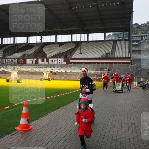 07.12.2025 - St. Pauli X-Mass-Run No. 15 Fabian Wolf http://msf.ph/oto/9417345 07.12.2025 11:17:18 Ziel 1122, 1125, 1127, 1130, 1340, 1529, 1531, 1686, 2766, 2846, 2849 meine-sportfotos.de